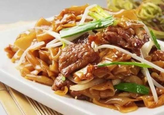 Stir fried beef with rice noodle & vegetables 干炒牛河
